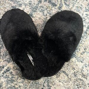 Black Fuzzy Women's Slippers